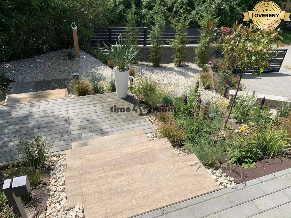 Na predaj: Stavebný pozemok s výhľadom + IS v Leviciach