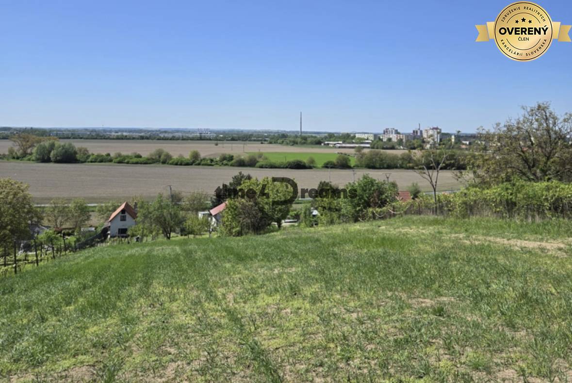 Na predaj: Stavebný pozemok s výhľadom + IS v Leviciach