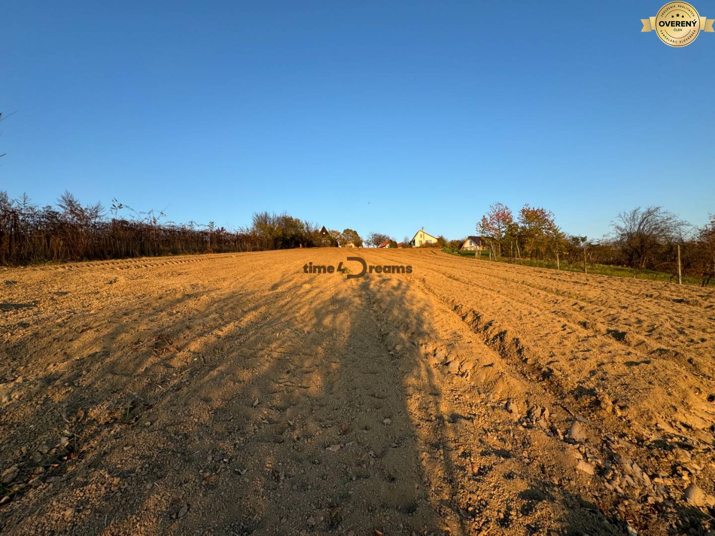 Na predaj: Stavebný pozemok s výhľadom + IS v Leviciach