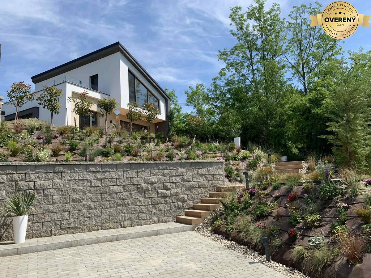 Na predaj: Stavebný pozemok s výhľadom + IS v Leviciach