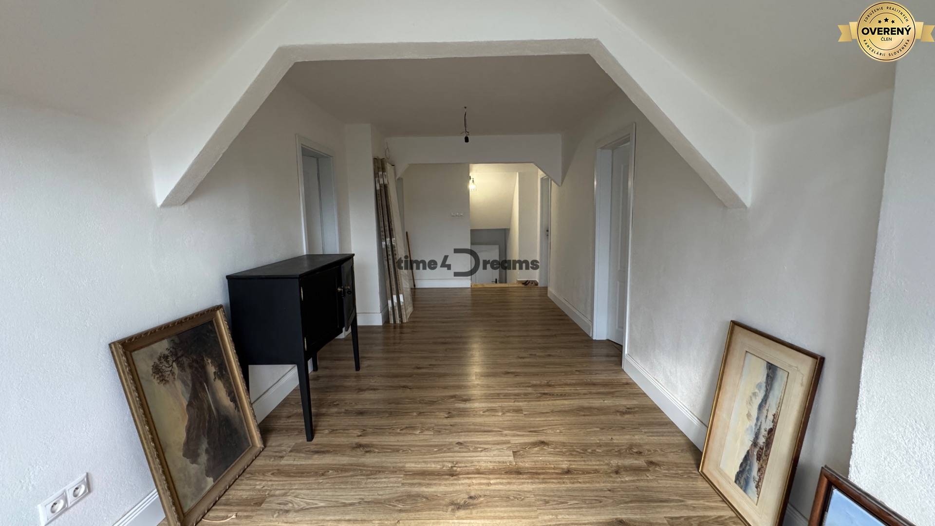 NA PREDAJ 9 izbový rodinný dom v obci Cabaj Čápor