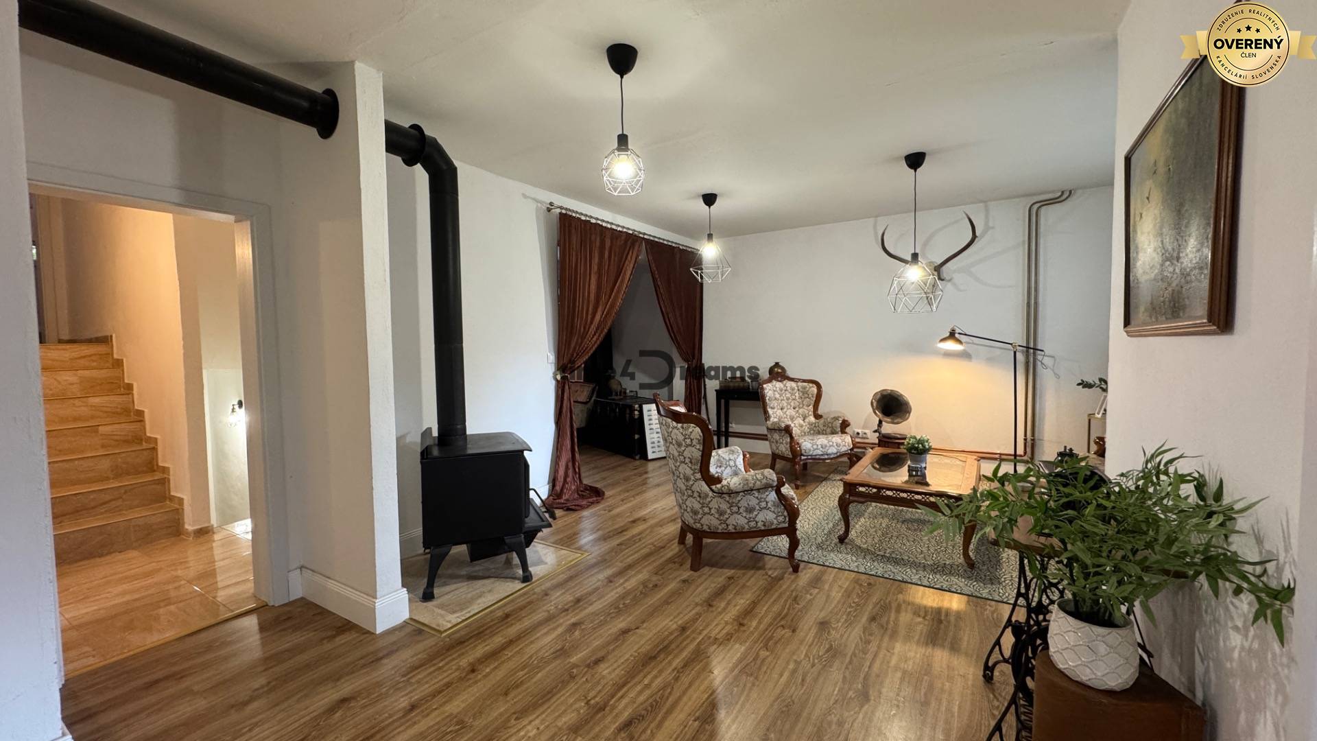 NA PREDAJ 9 izbový rodinný dom v obci Cabaj Čápor