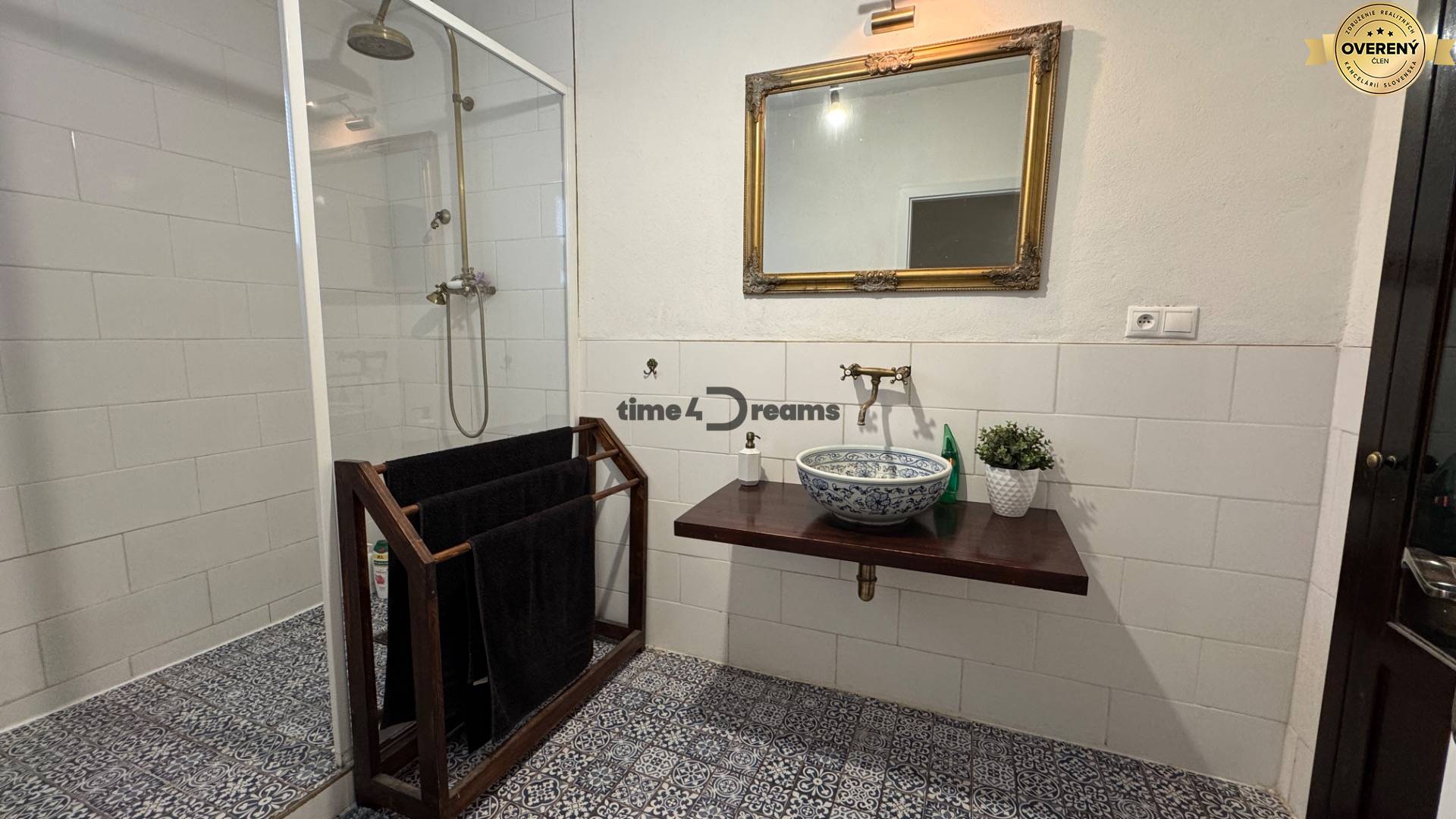 NA PREDAJ 9 izbový rodinný dom v obci Cabaj Čápor