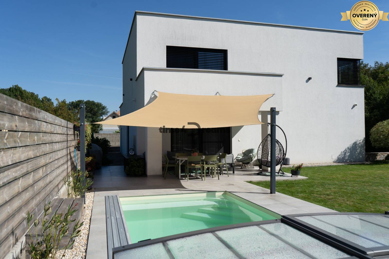 NA PREDAJ Nadštandardný rodinný dom v obci Pohranice NITRA