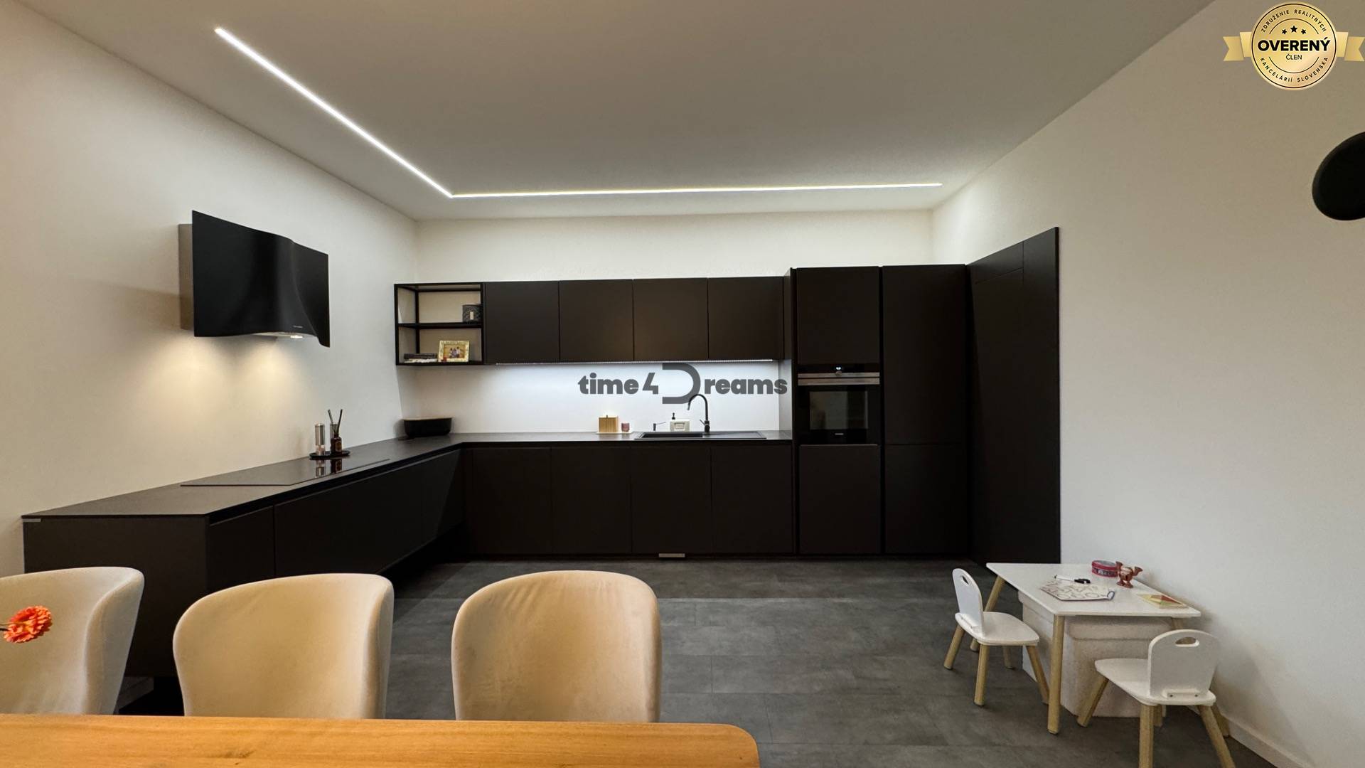 NA PREDAJ Nadštandardný rodinný dom v obci Pohranice NITRA