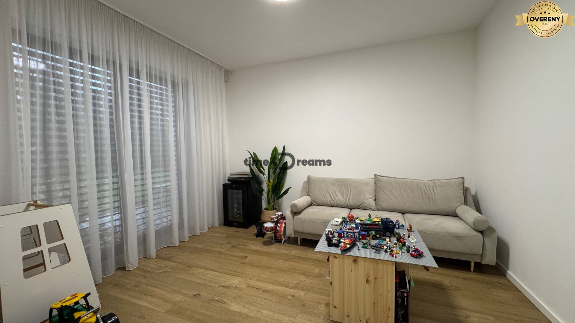 NA PREDAJ Nadštandardný rodinný dom v obci Pohranice NITRA