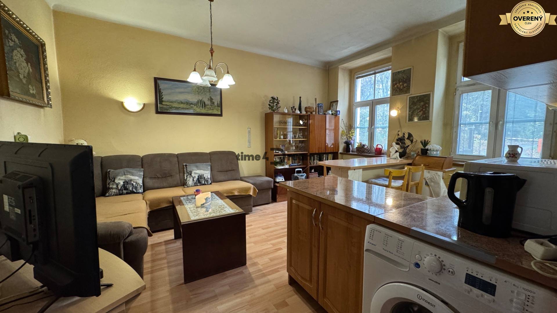 NA PREDAJ 2 izbový byt v historickej bytovke v centre NITRY