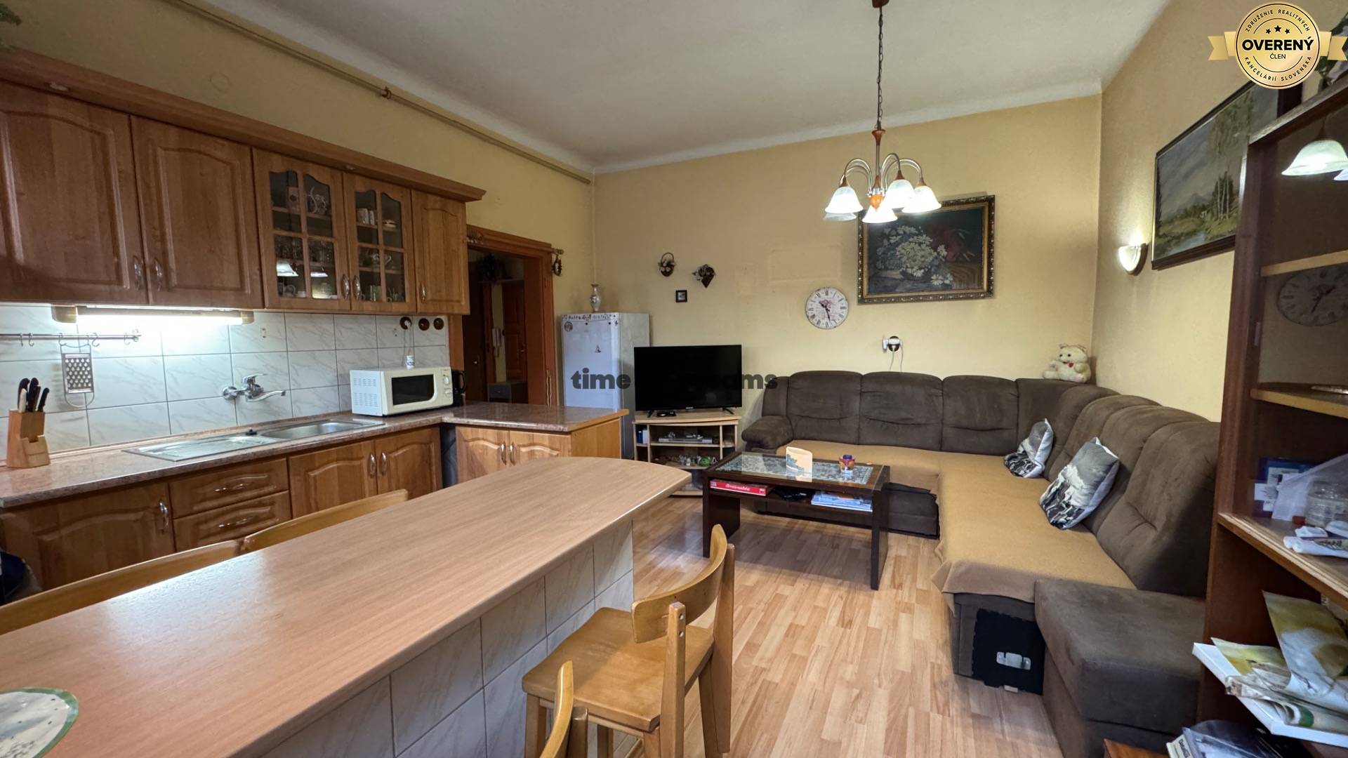 NA PREDAJ 2 izbový byt v historickej bytovke v centre NITRY