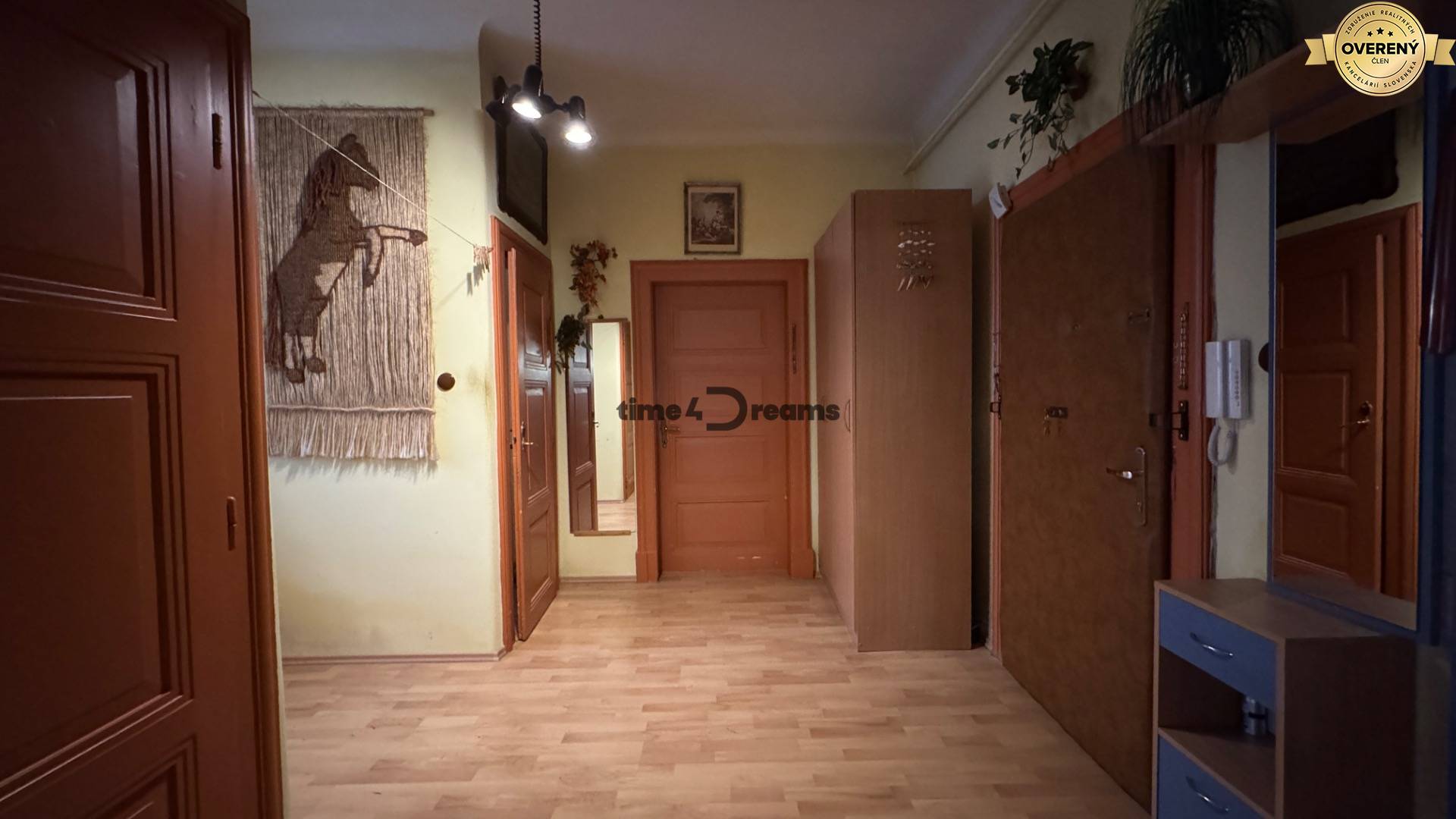 NA PREDAJ 2 izbový byt v historickej bytovke v centre NITRY