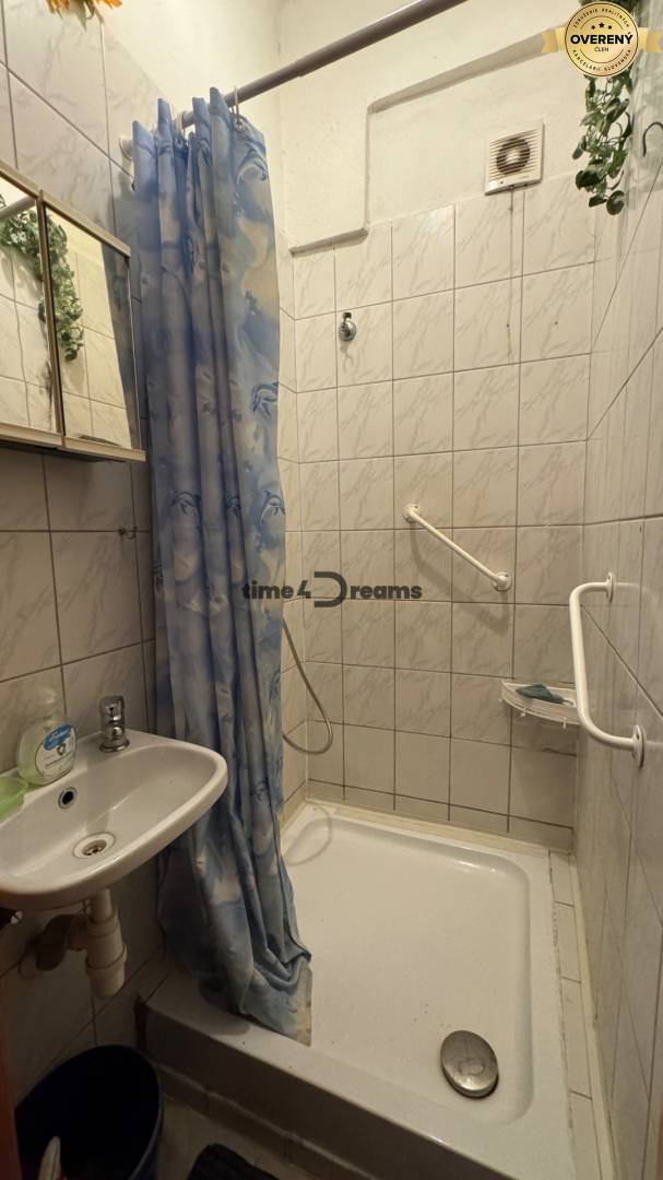 NA PREDAJ 2 izbový byt v historickej bytovke v centre NITRY