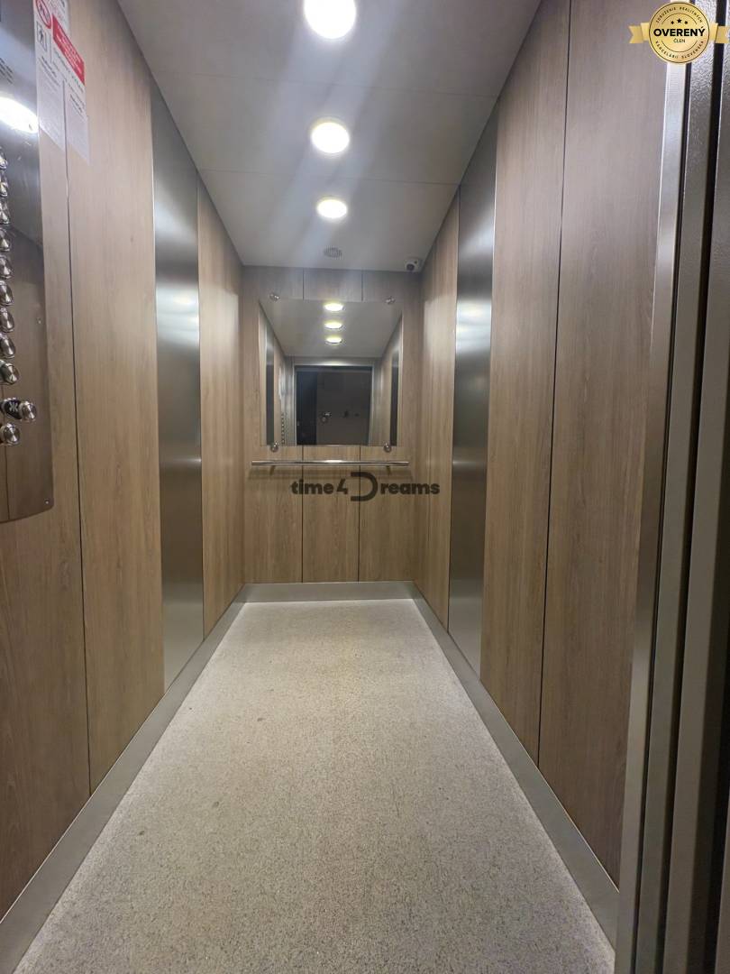 Na predaj: CENTRUM veľký 3 izb.byt + BALKON + ŠATNIK