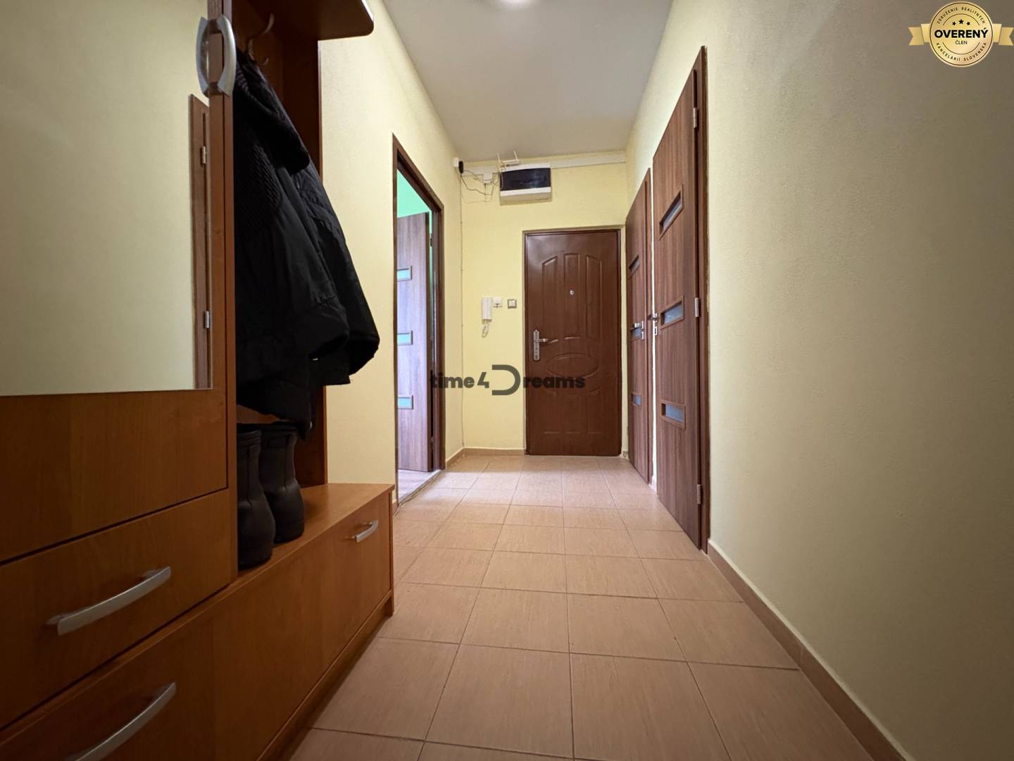 Na predaj: 3 izb.byt + BALKON + PIVNICA + ŠATNÍK + ŠPAJZA