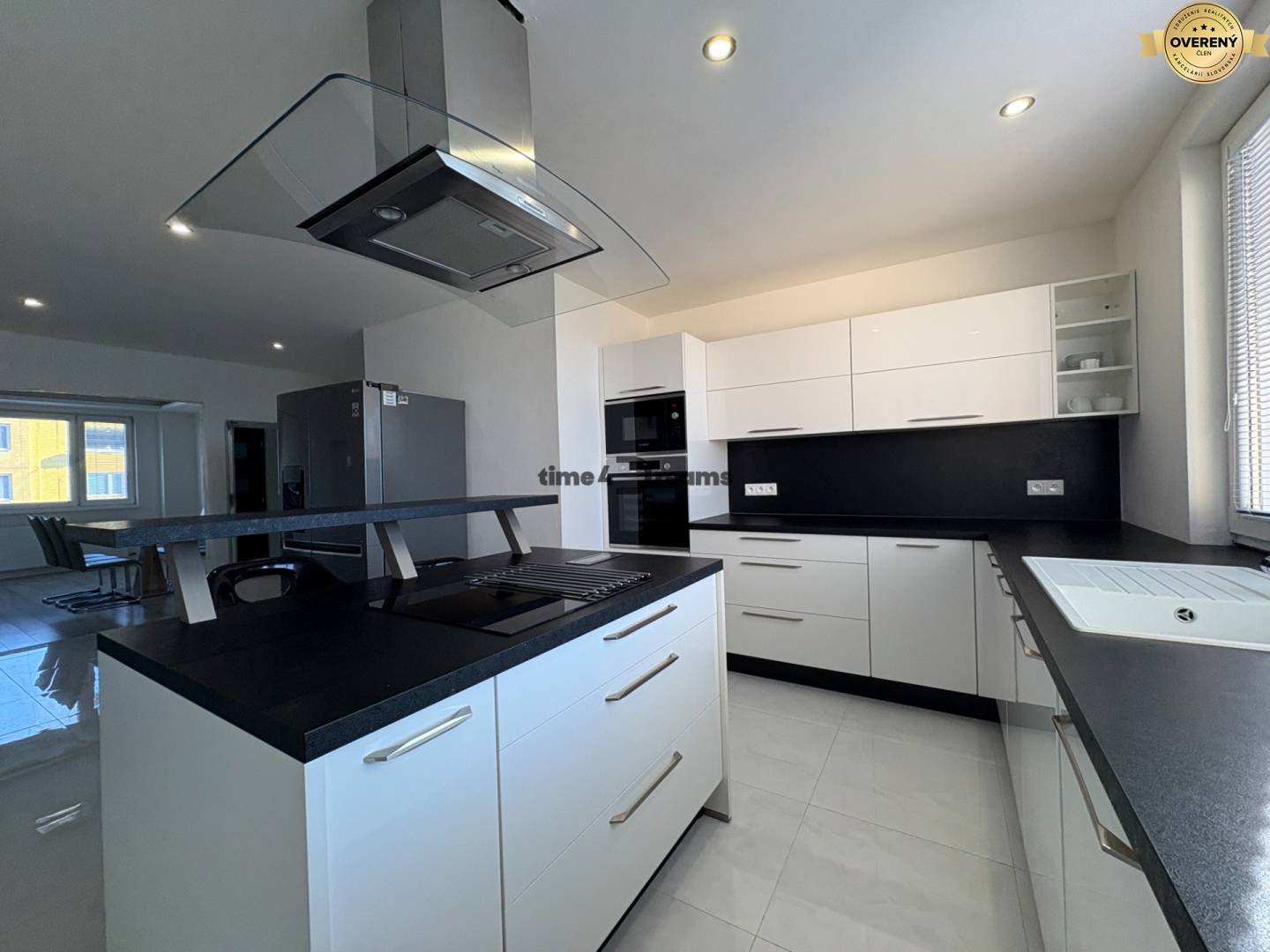 Na predaj: 4 izbový byt + LOGGIA + PIVNICA