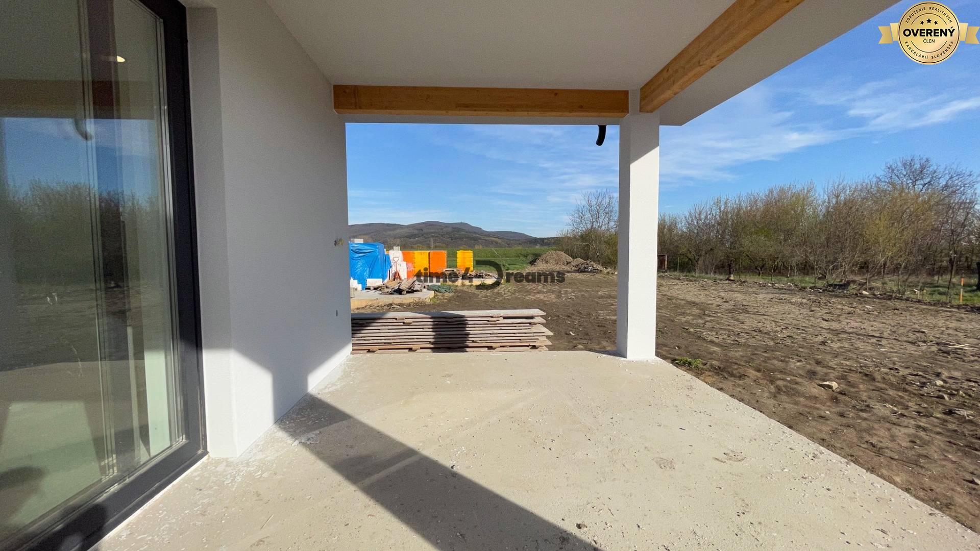 NA PREDAJ 4 izbový bungalov v obci Čakajovce