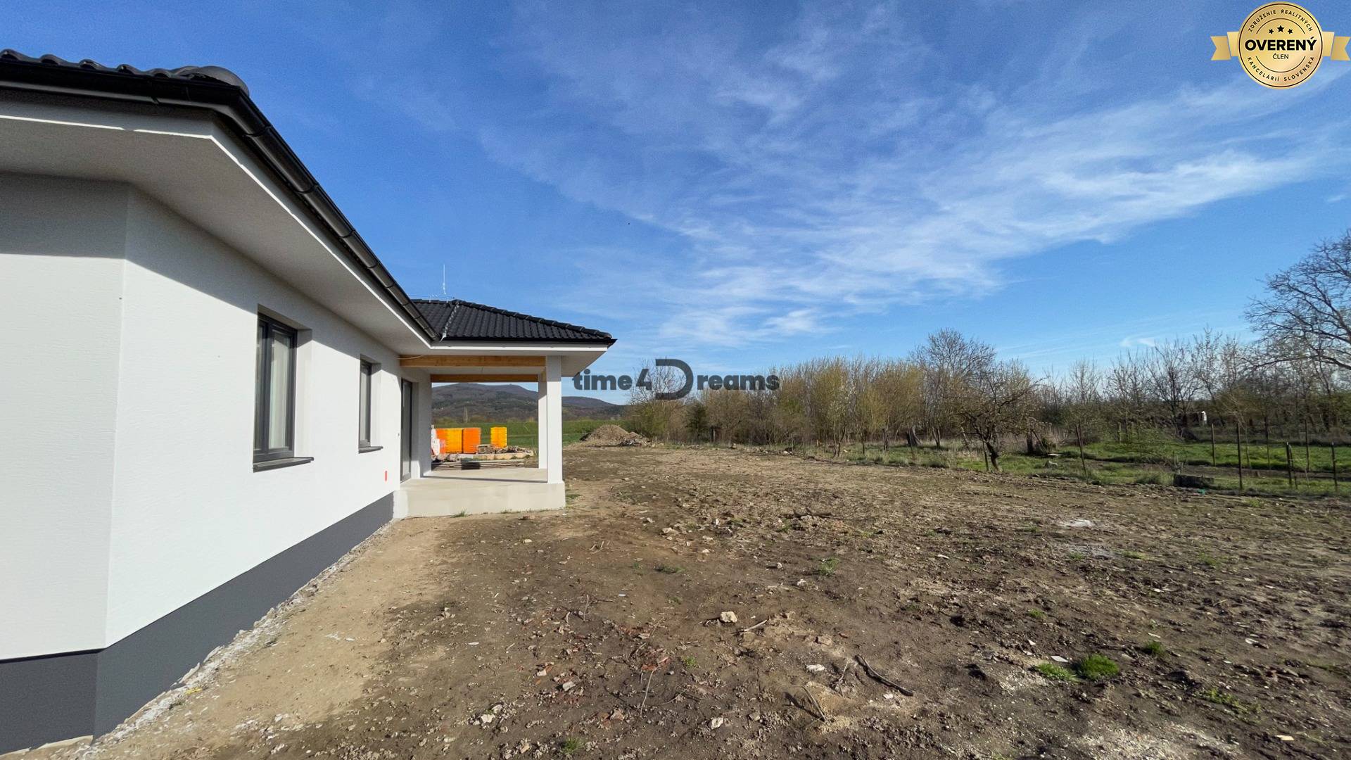 NA PREDAJ 4 izbový bungalov v obci Čakajovce