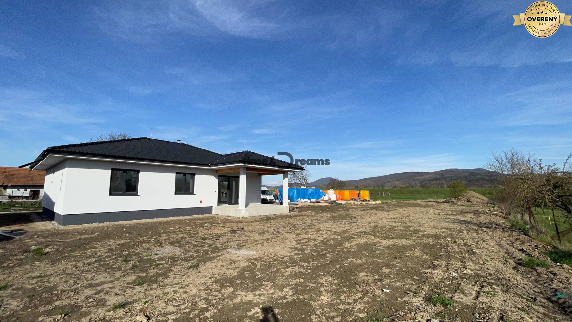 NA PREDAJ 4 izbový bungalov v obci Čakajovce