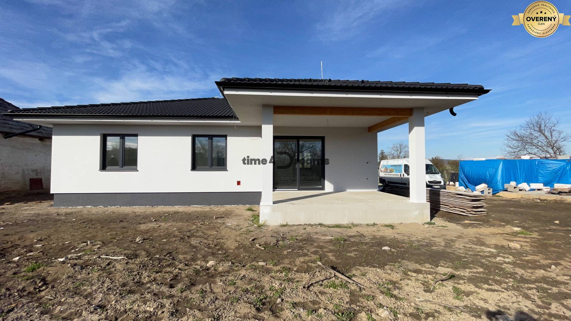 NA PREDAJ 4 izbový bungalov v obci Čakajovce