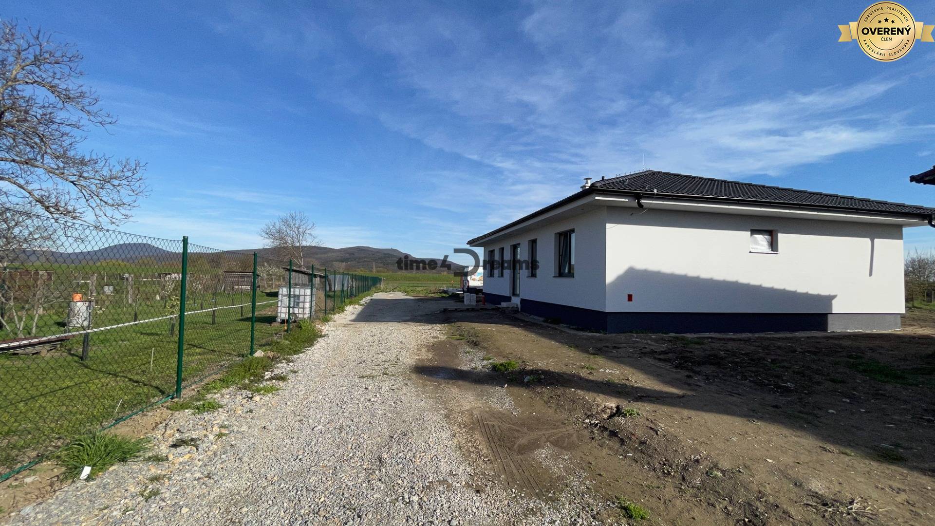 NA PREDAJ 4 izbový bungalov v obci Čakajovce