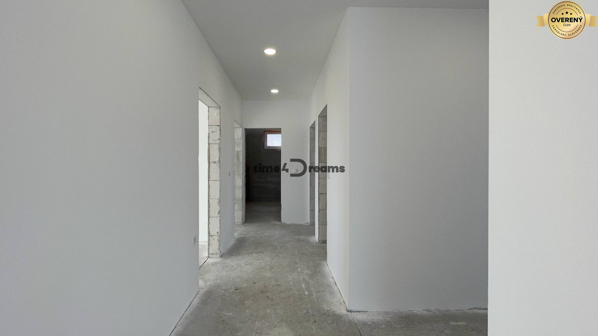 NA PREDAJ 4 izbový bungalov v obci Čakajovce