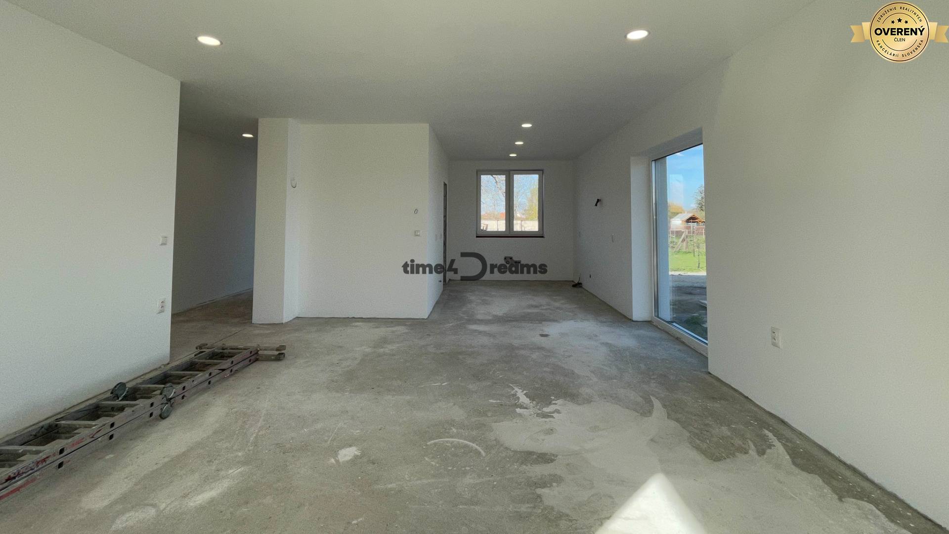 NA PREDAJ 4 izbový bungalov v obci Čakajovce