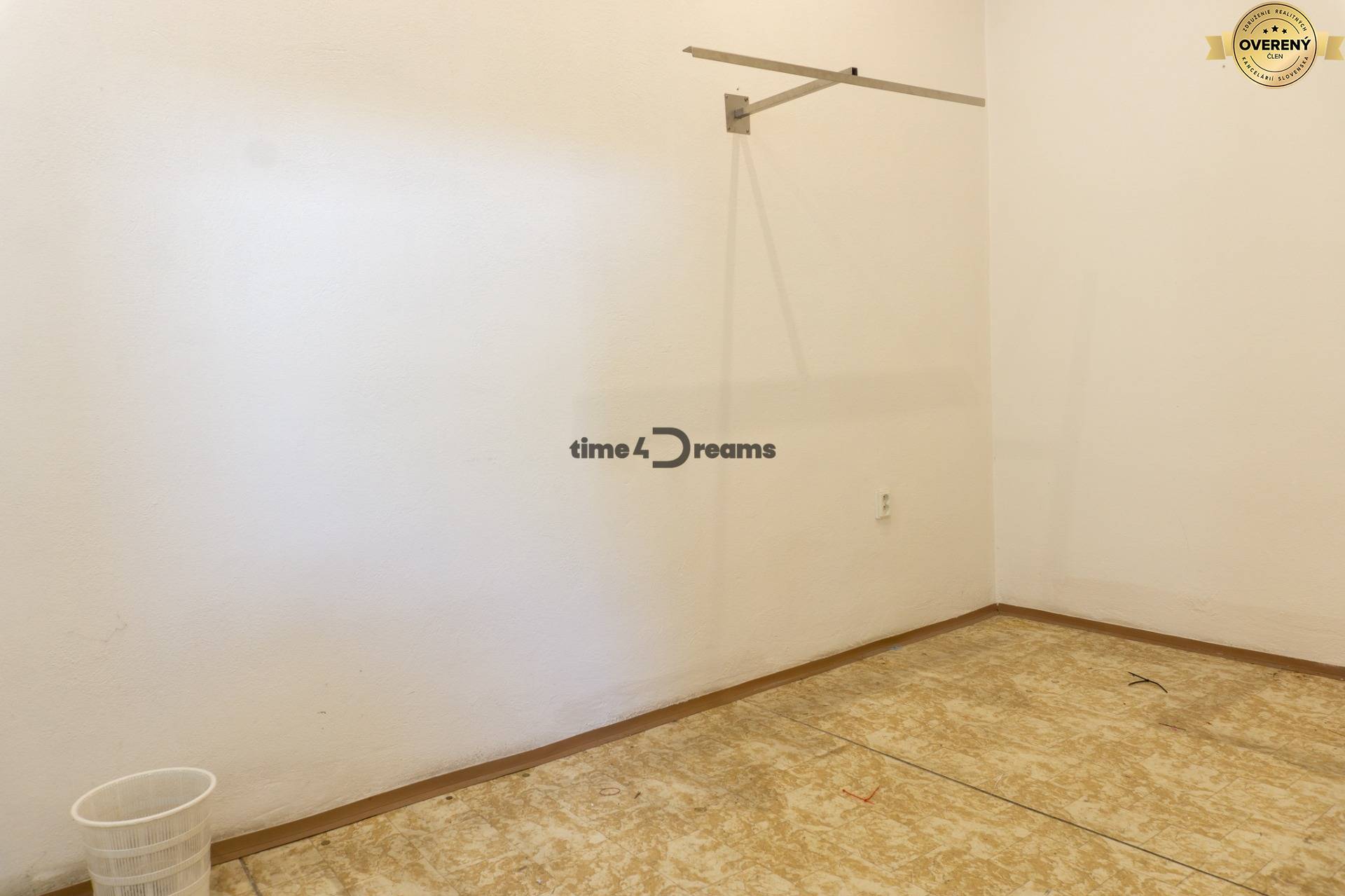 Na prenájom: Polyfunkčná budova v Leviciach