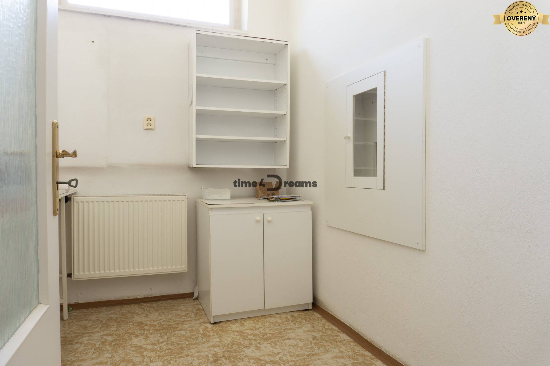 Na prenájom: Polyfunkčná budova v Leviciach