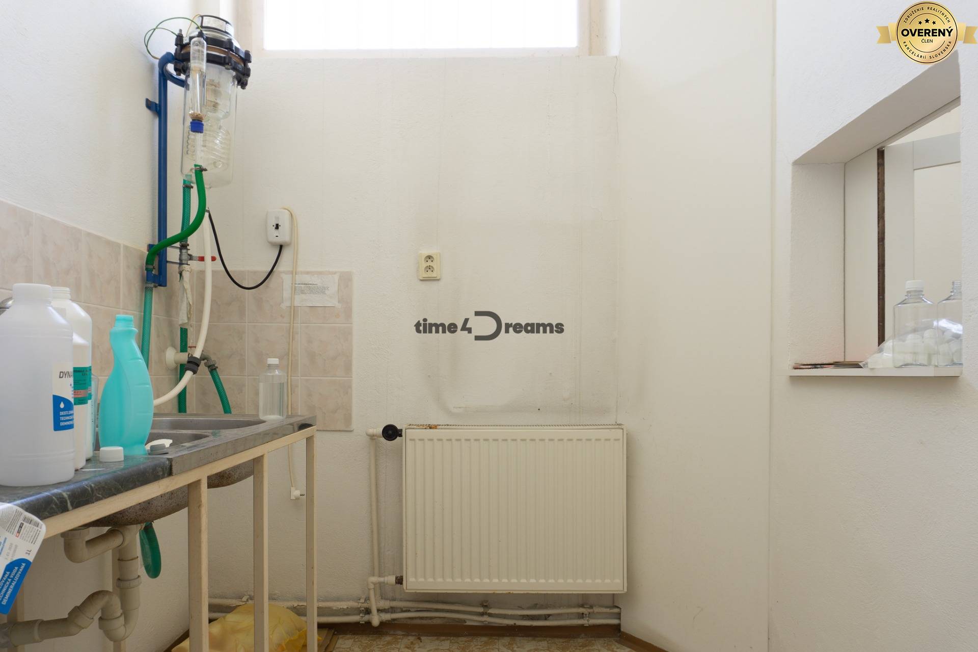 Na prenájom: Polyfunkčná budova v Leviciach