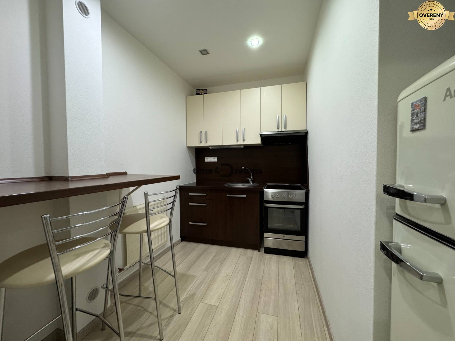 Na prenájom: 1 izbový byt + BALKON + PIVNICA