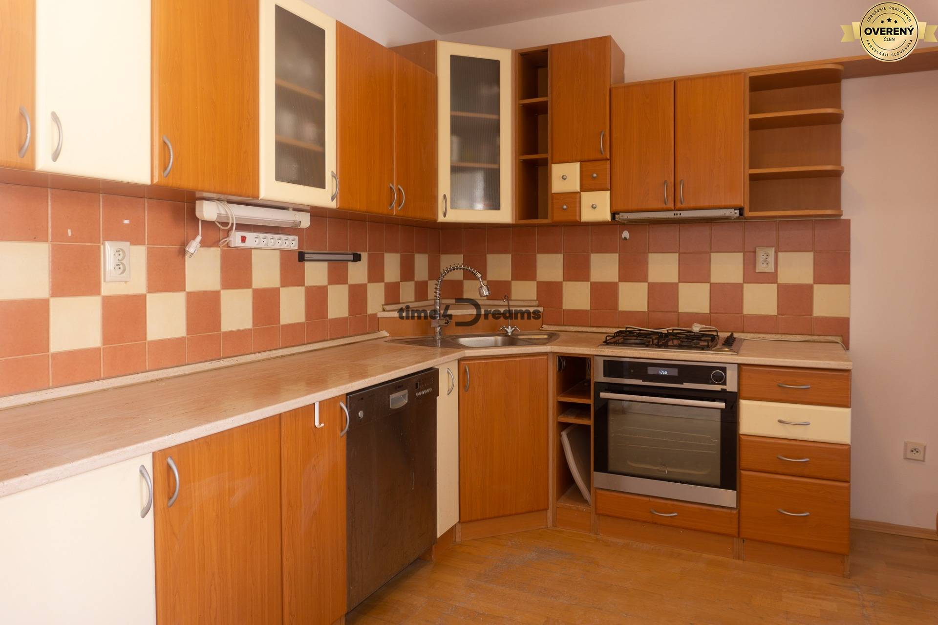 Na PREDAJ: 3 izbový byt + loggia + pivnica