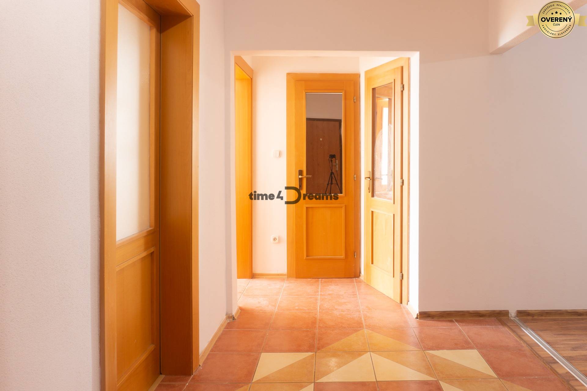 Na PREDAJ: 3 izbový byt + loggia + pivnica