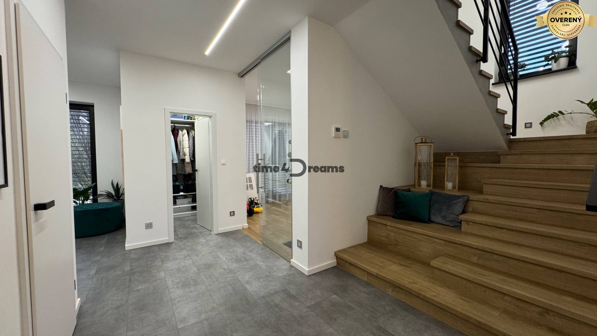 NA PREDAJ Nadštandardný rodinný dom v obci Pohranice NITRA