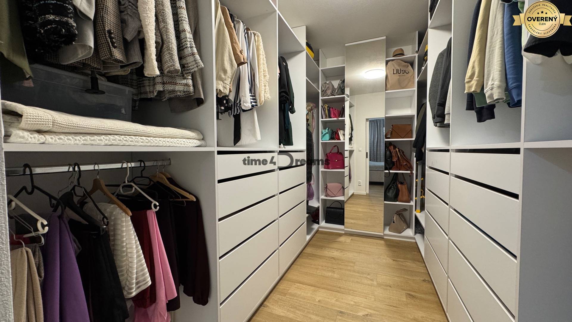 NA PREDAJ Nadštandardný rodinný dom v obci Pohranice NITRA