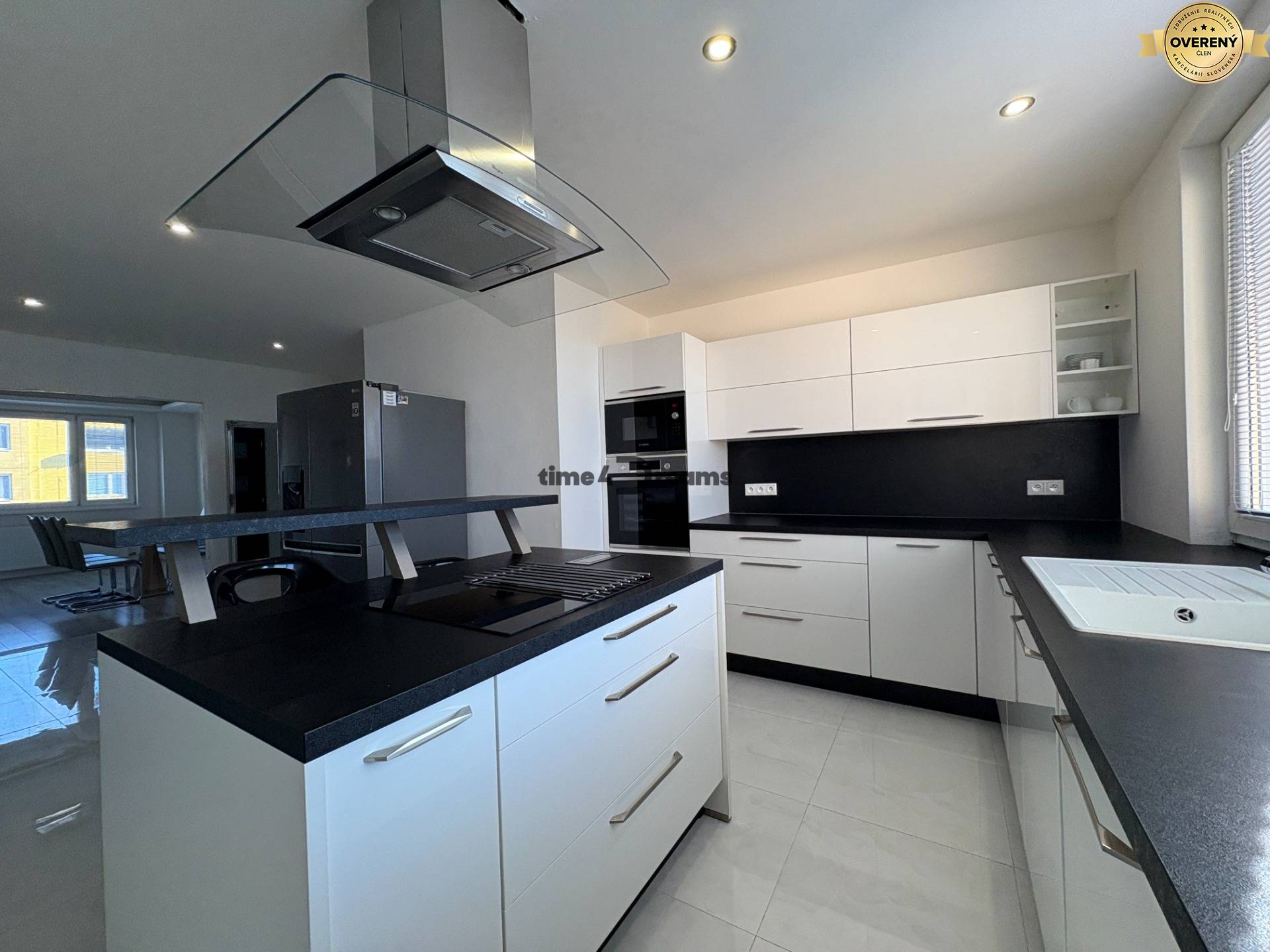 Na predaj: 4 izbový byt + LOGGIA + PIVNICA