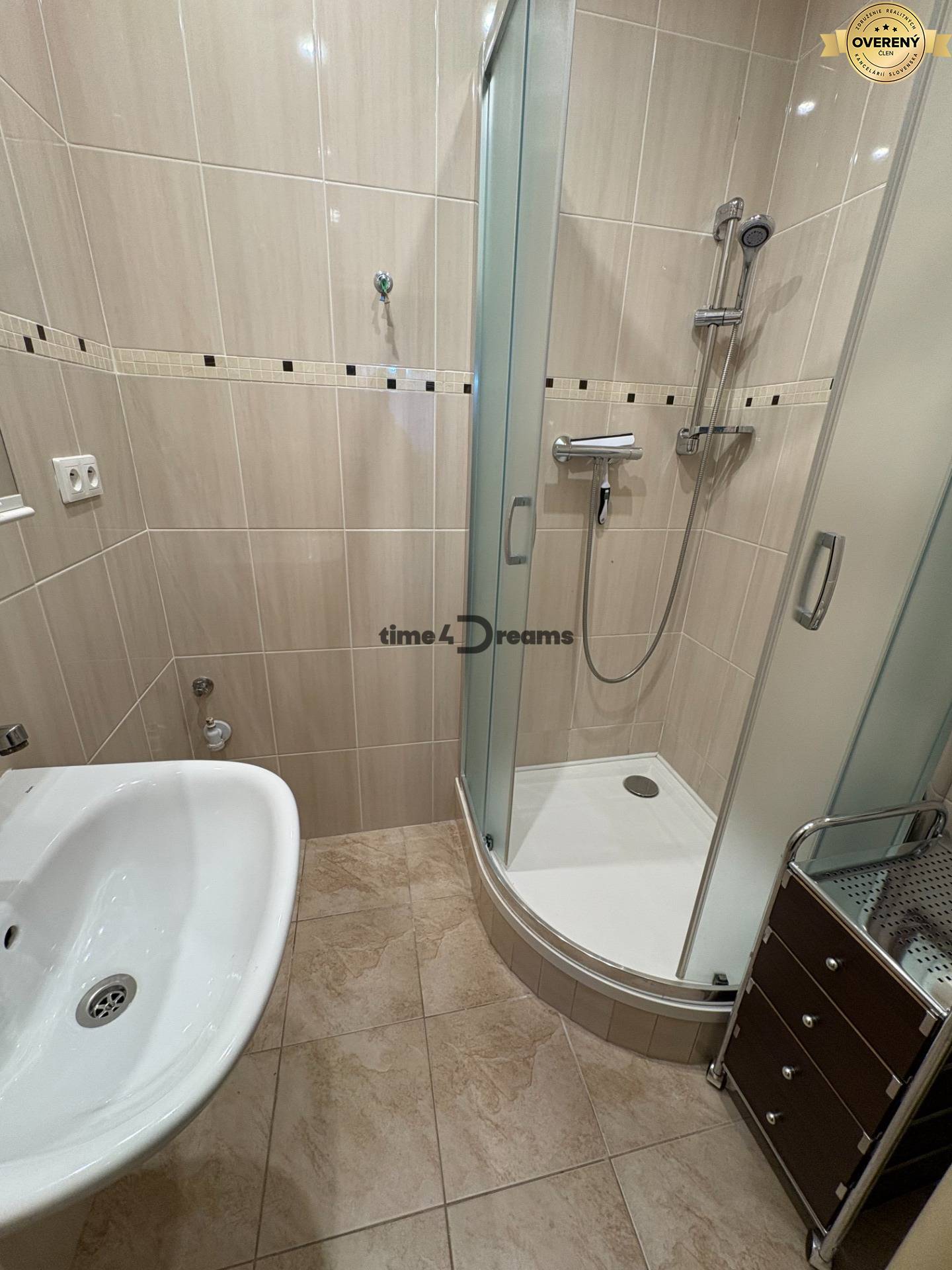 Na predaj: 3 izb.byt + LOGGIA + PIVNICA + KLÍMA