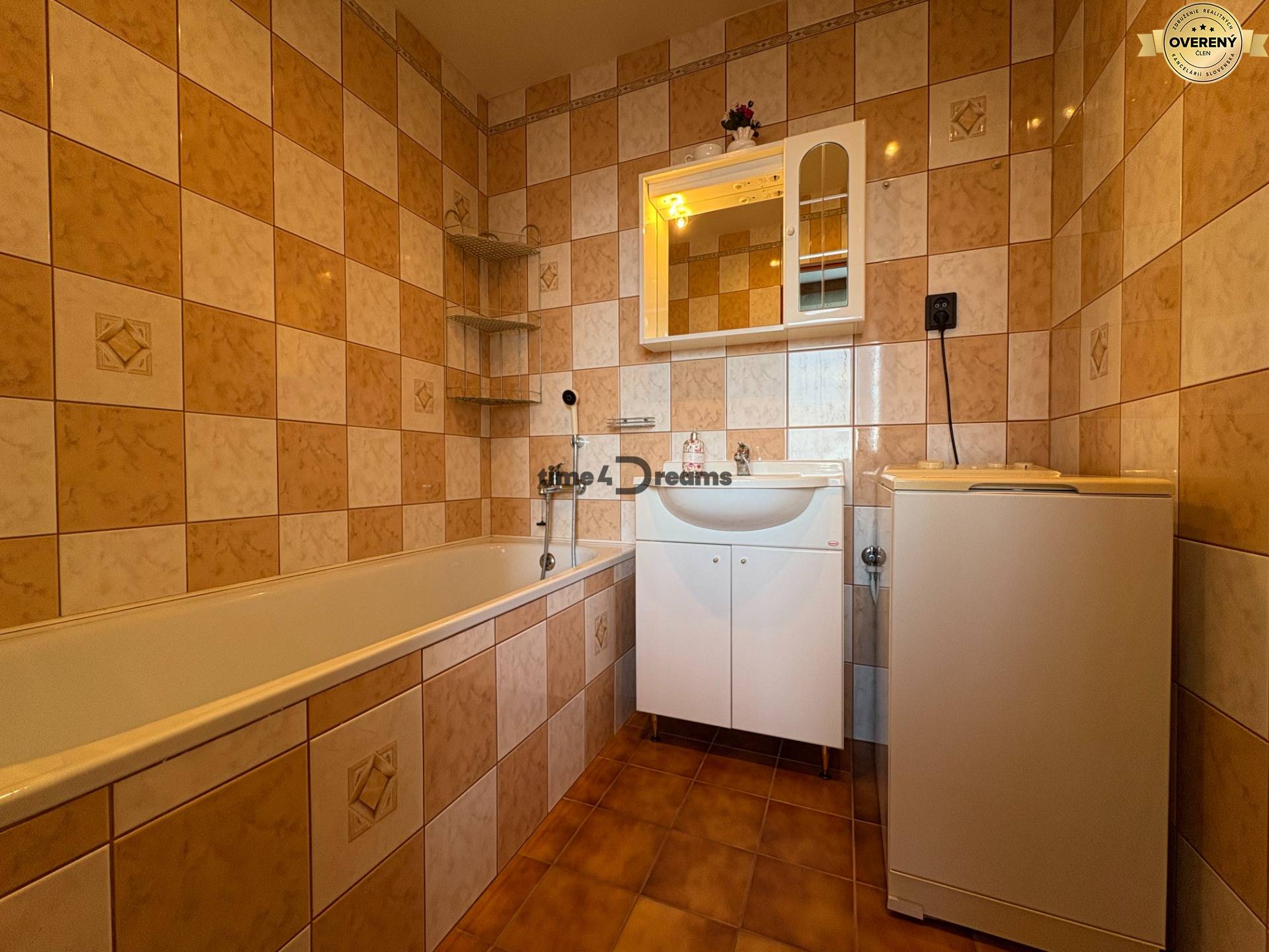 Na predaj: CENTRUM veľký 3 izb.byt + BALKON + ŠATNIK