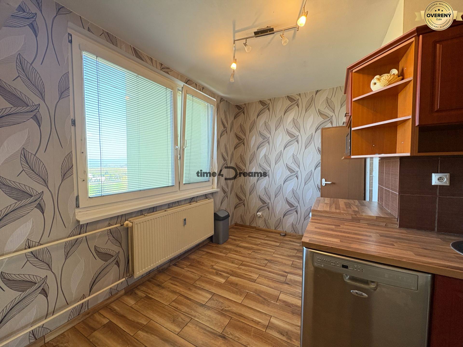 Na predaj: 4 izb.byt + BALKON + PIVNICA