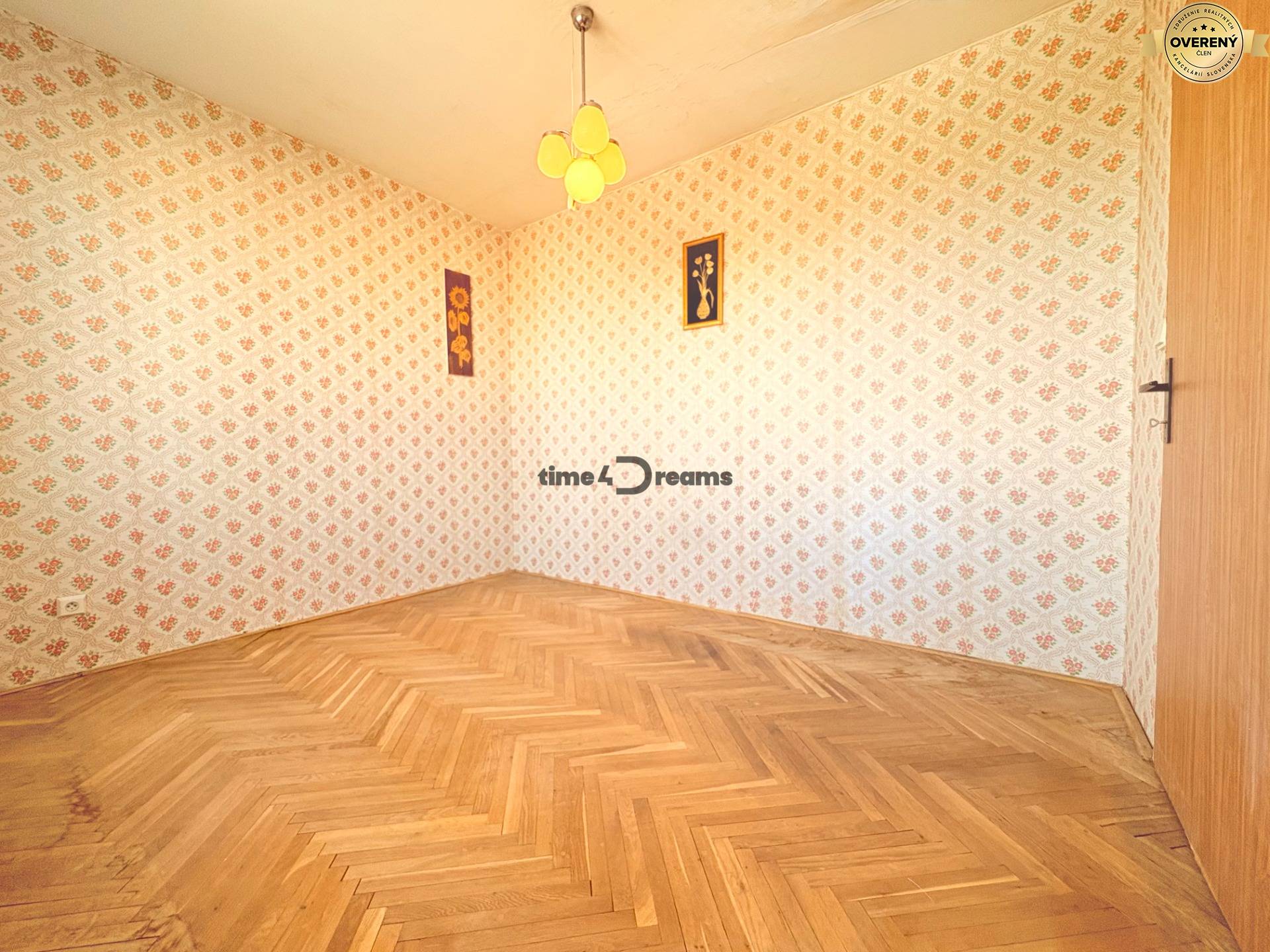 Na predaj: CENTRUM: 3 izb.byt + ŠATNIK + PIVNICA