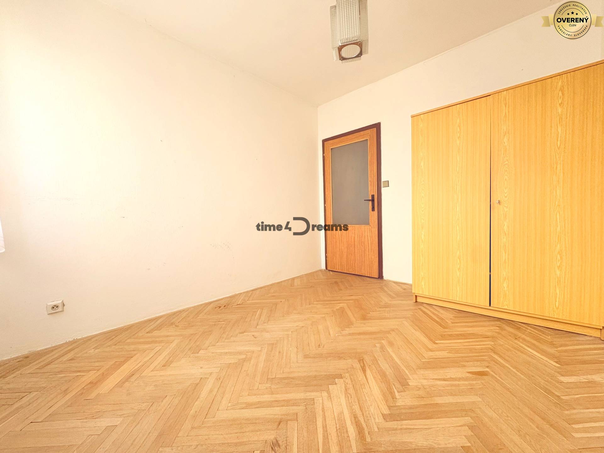 Na predaj: CENTRUM: 3 izb.byt + ŠATNIK + PIVNICA