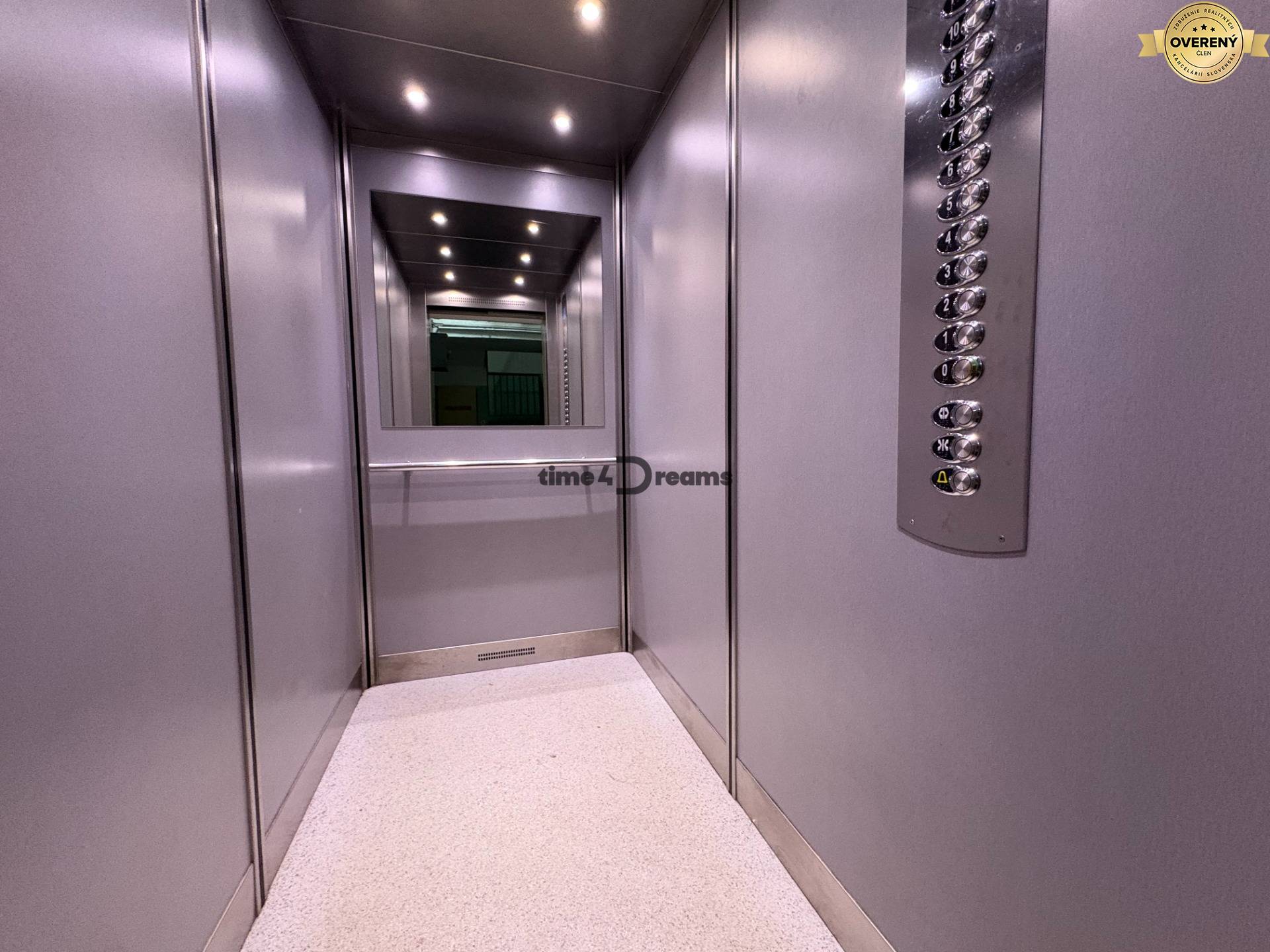 Na predaj: 2 izb.byt v CENTRE mesta + 2x BALKÓN, ŠATNÍK, PIVNICA