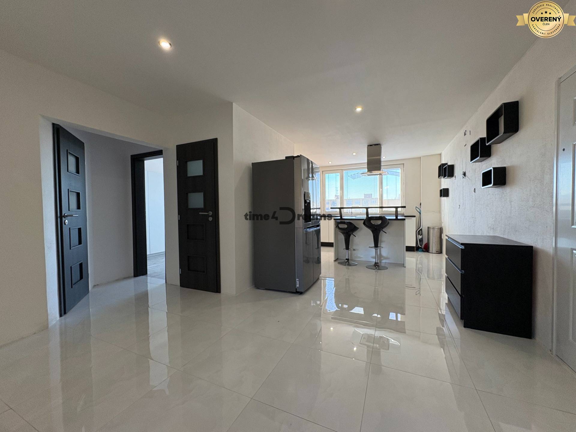 Prenájom: 4 izbový byt + LOGGIA + PIVNICA