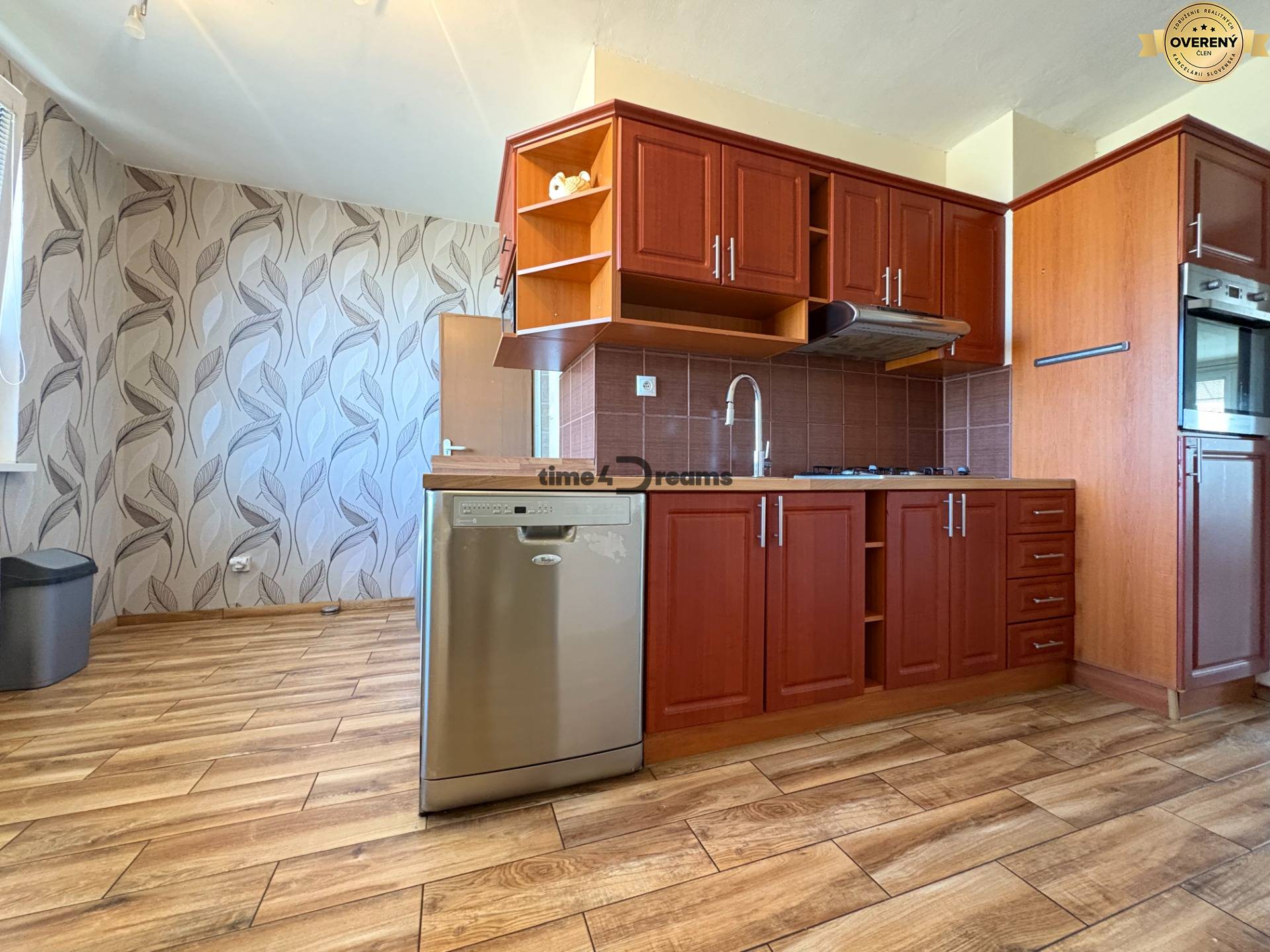 Na predaj: 4 izb.byt + BALKON + PIVNICA