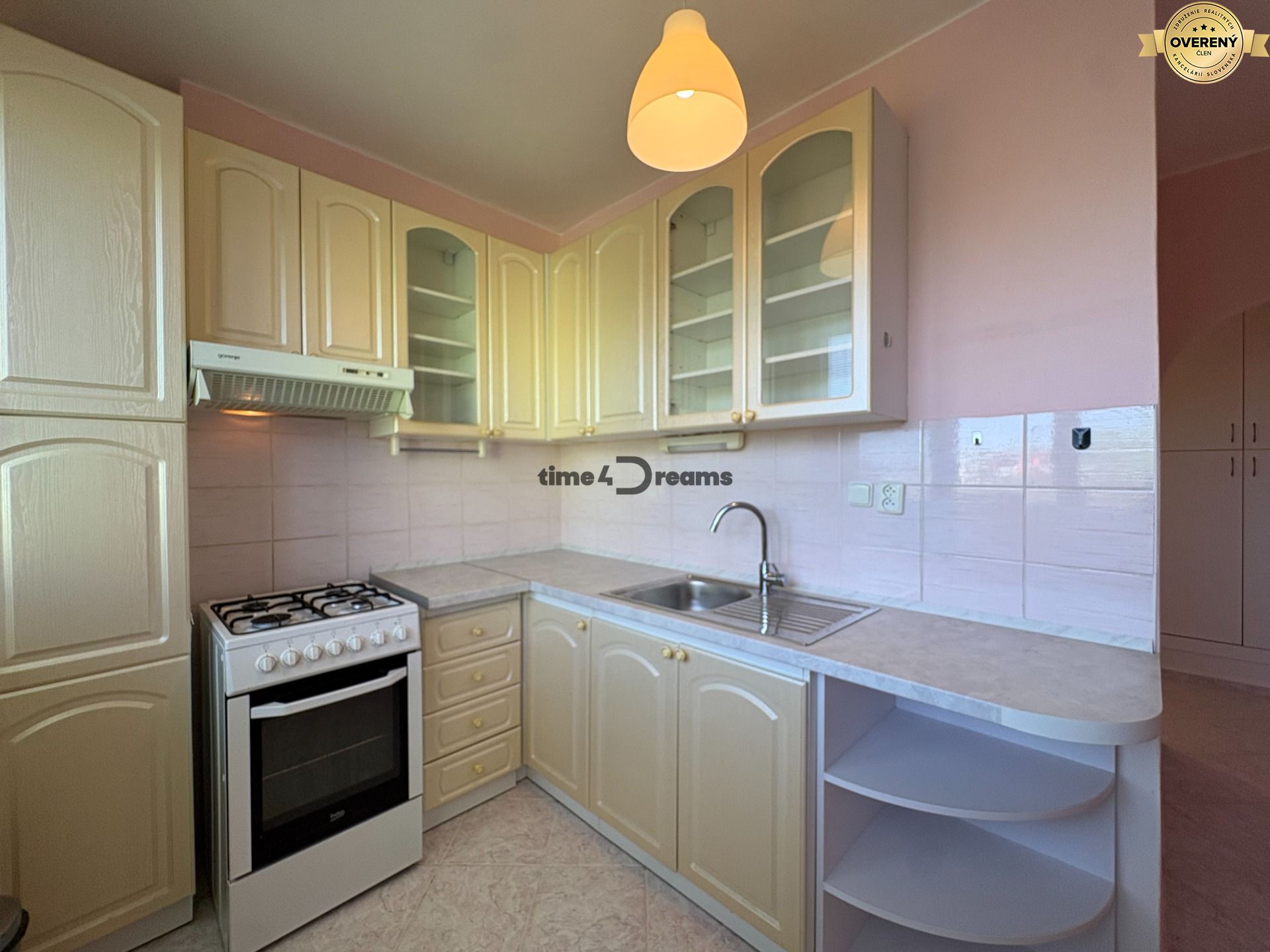 Na predaj: 2 izb.byt + LOGGIA + PIVNICA