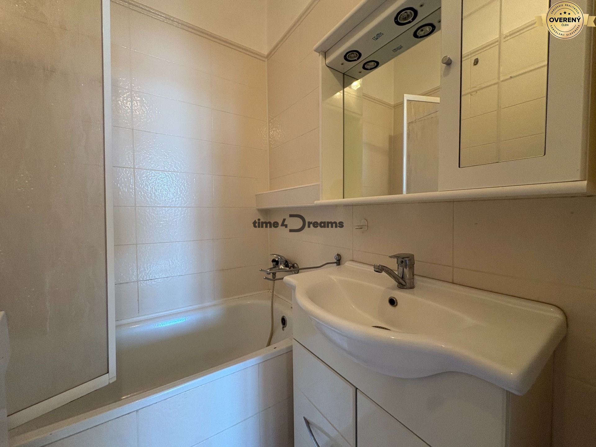 Na predaj: 2 izb.byt + LOGGIA + PIVNICA