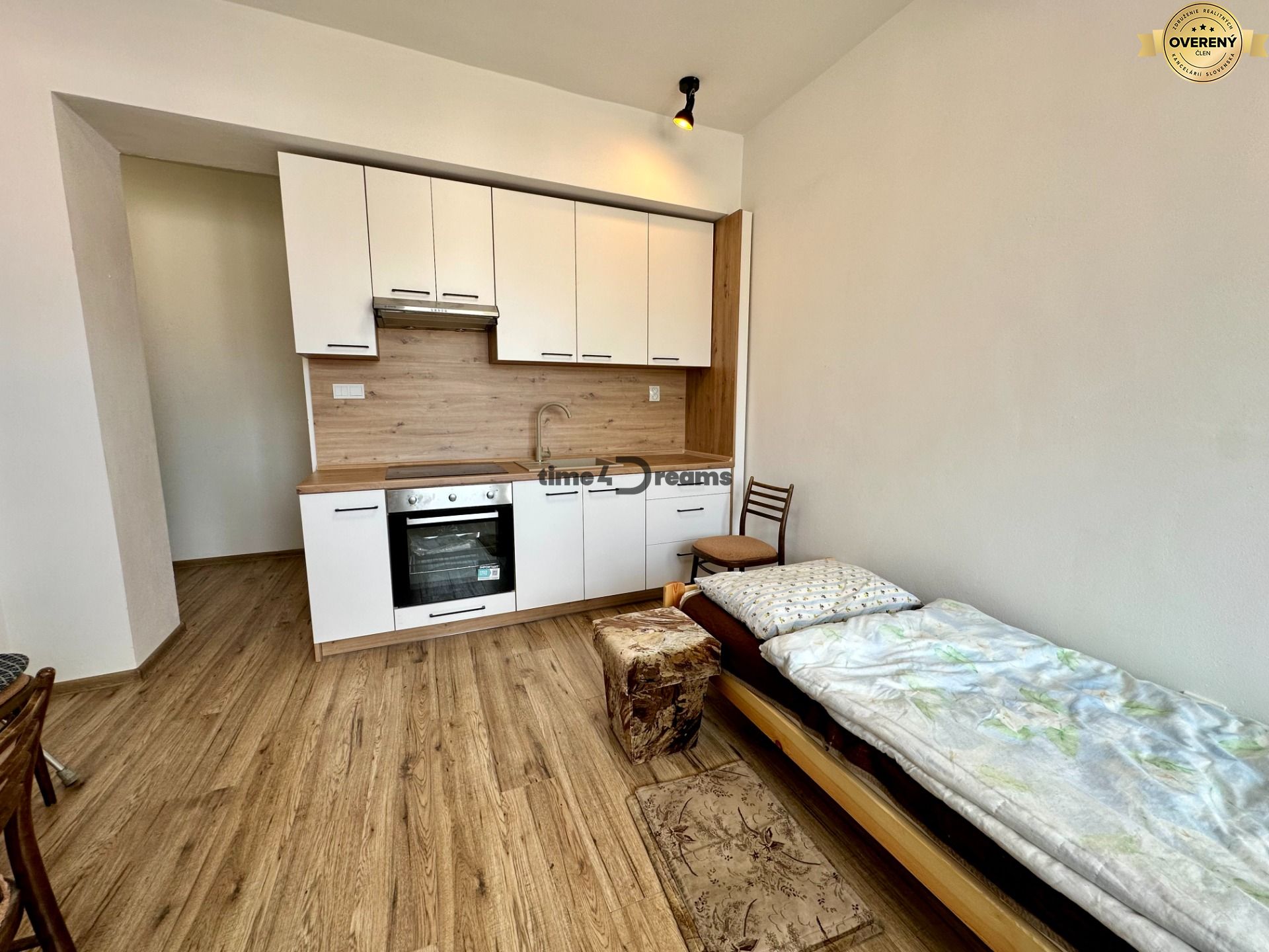 Na Predaj: Útulná garzónka s balkónom v širšom centre Hlohovca