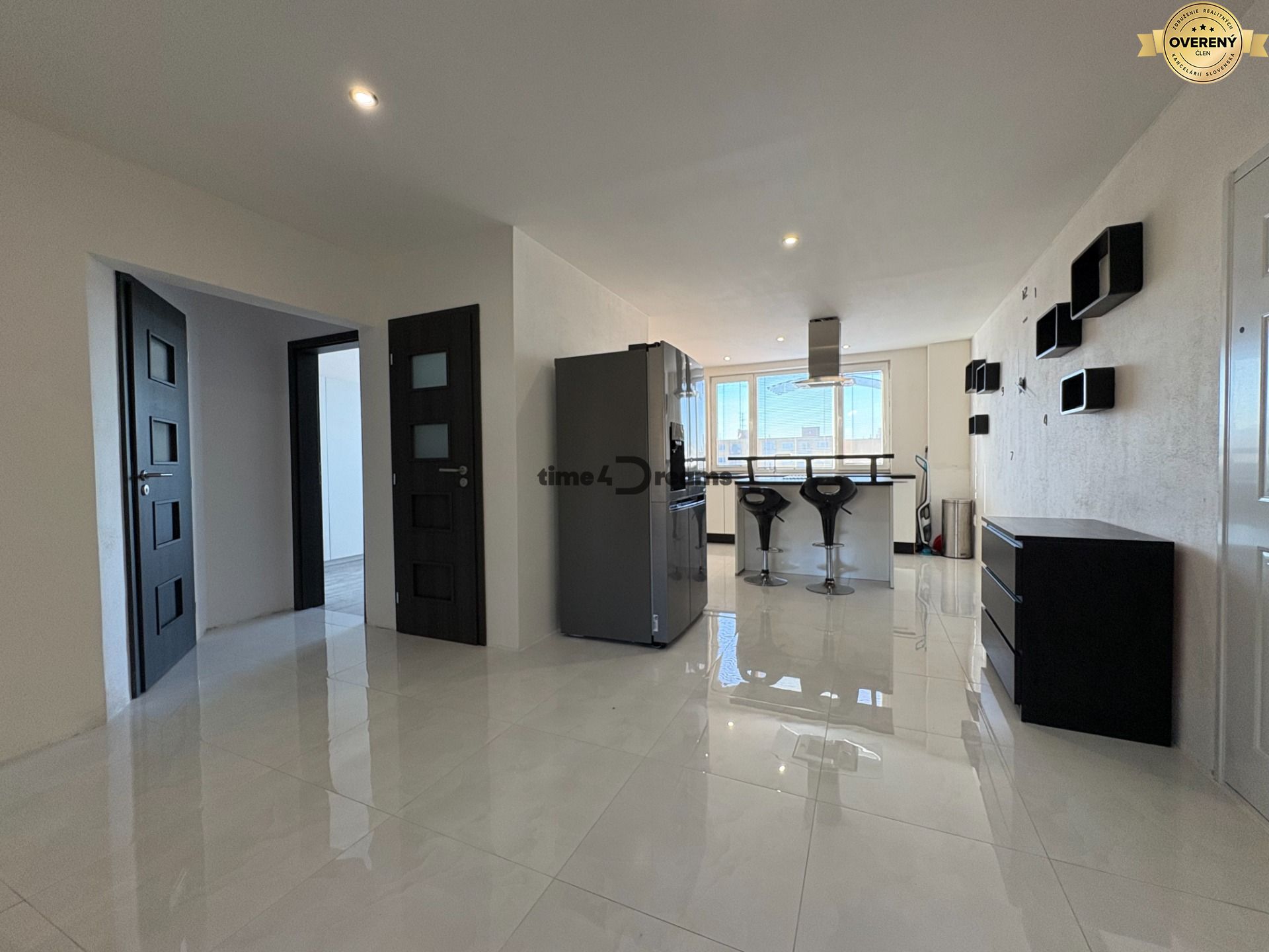 Prenájom: 4 izbový byt + LOGGIA + PIVNICA