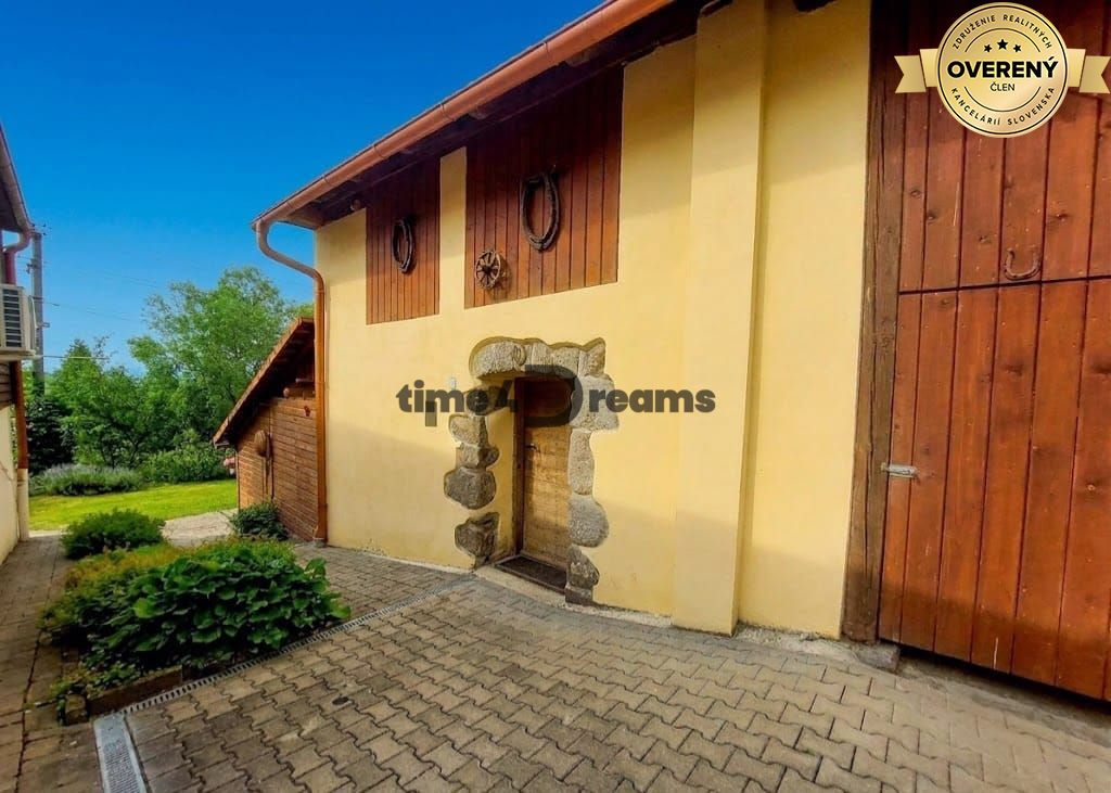NA PREDAJ Priestranný rodinný dom s farmou Detva
