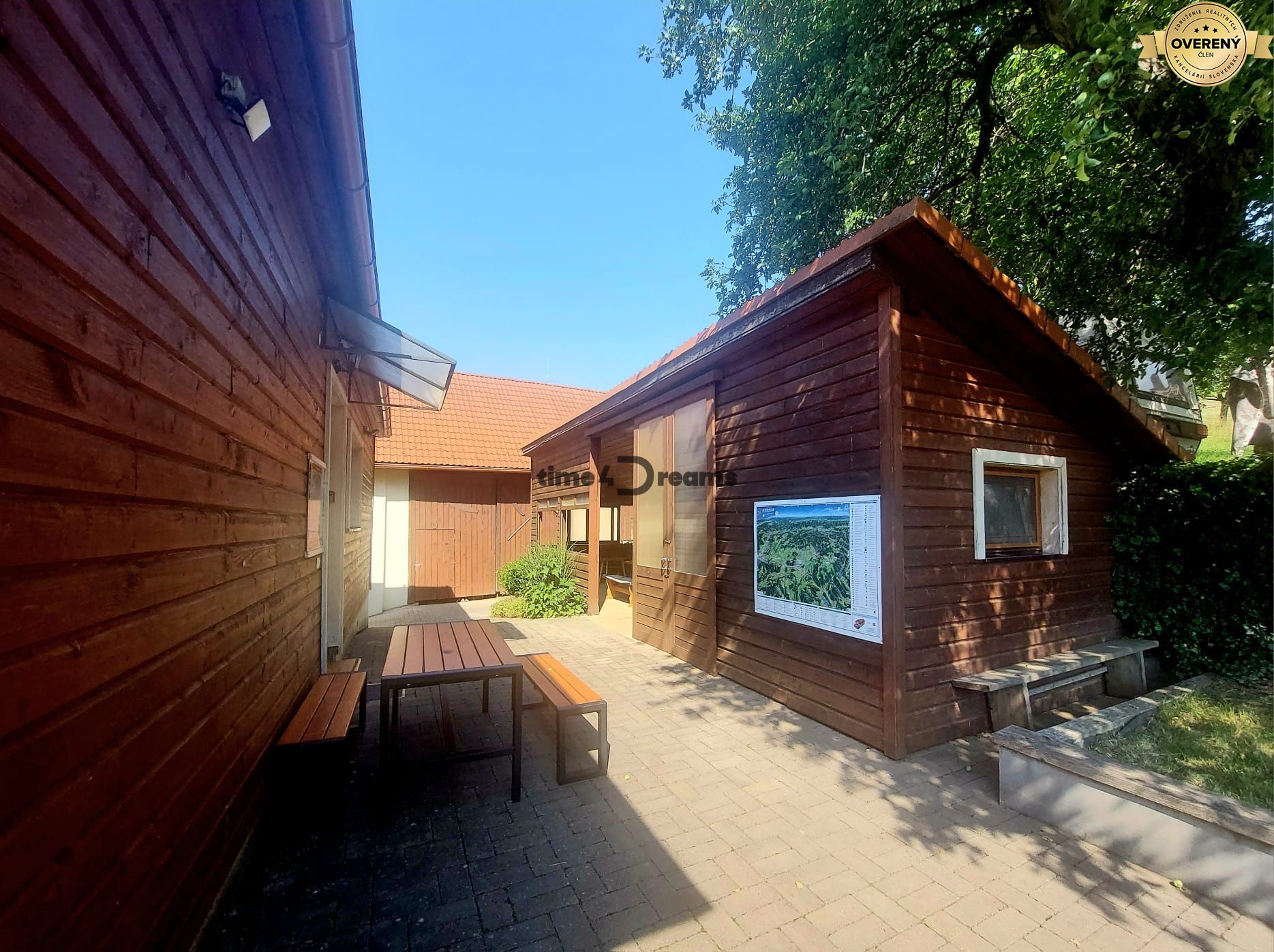 NA PREDAJ Priestranný rodinný dom s farmou Detva