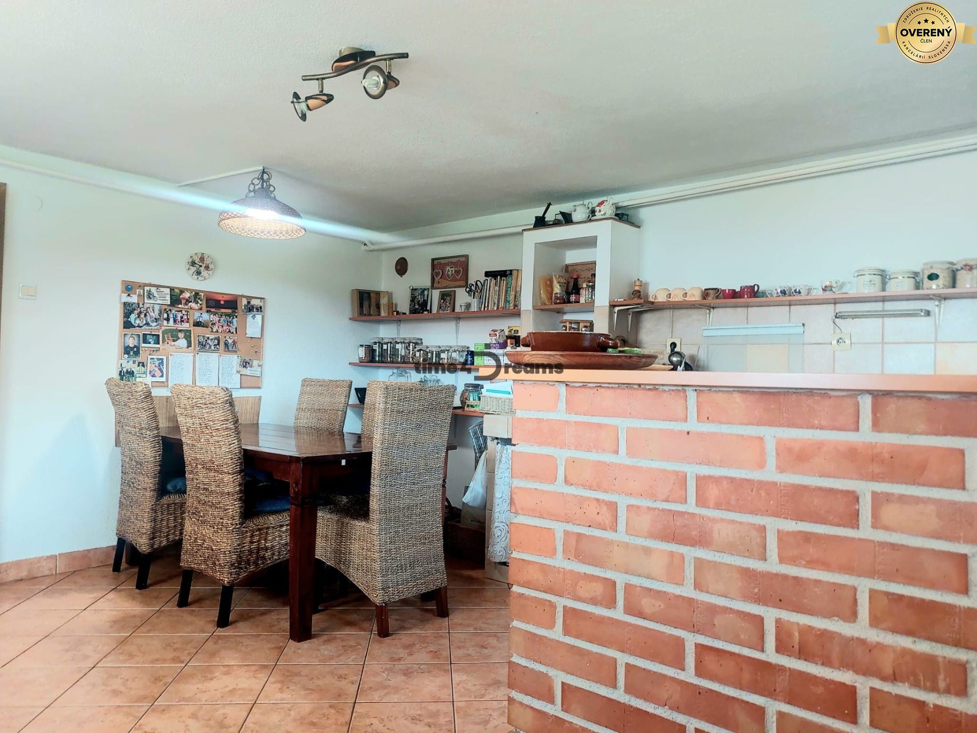 NA PREDAJ Priestranný rodinný dom s farmou Detva