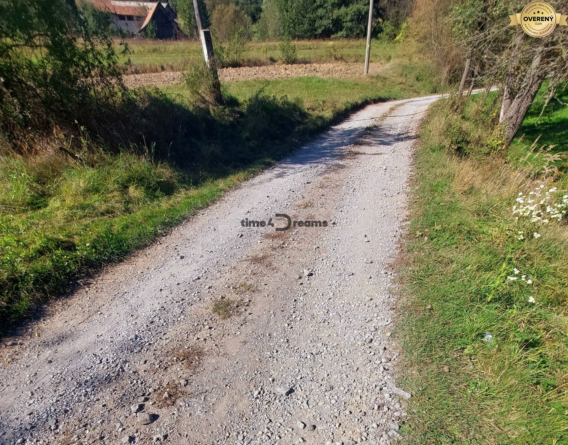 NA PREDAJ pozemok na stavbu domu alebo chaty 1049m2 KORYTÁRKY