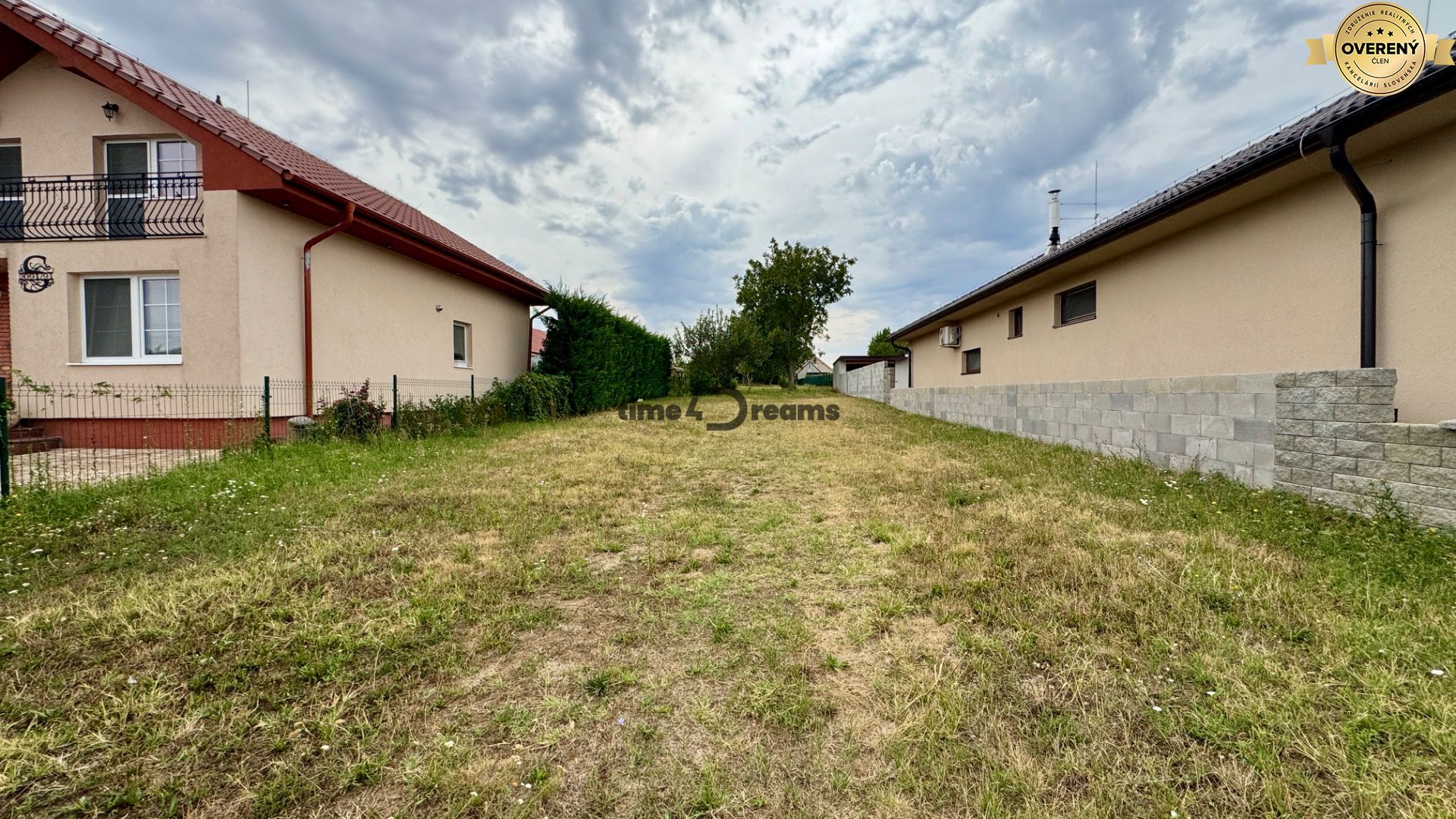 NA PREDAJ stavebný pozemok Močenok